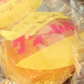 ベーカリートングウのクリームパンはふわふわのパンに懐かしのカスタードが入っています